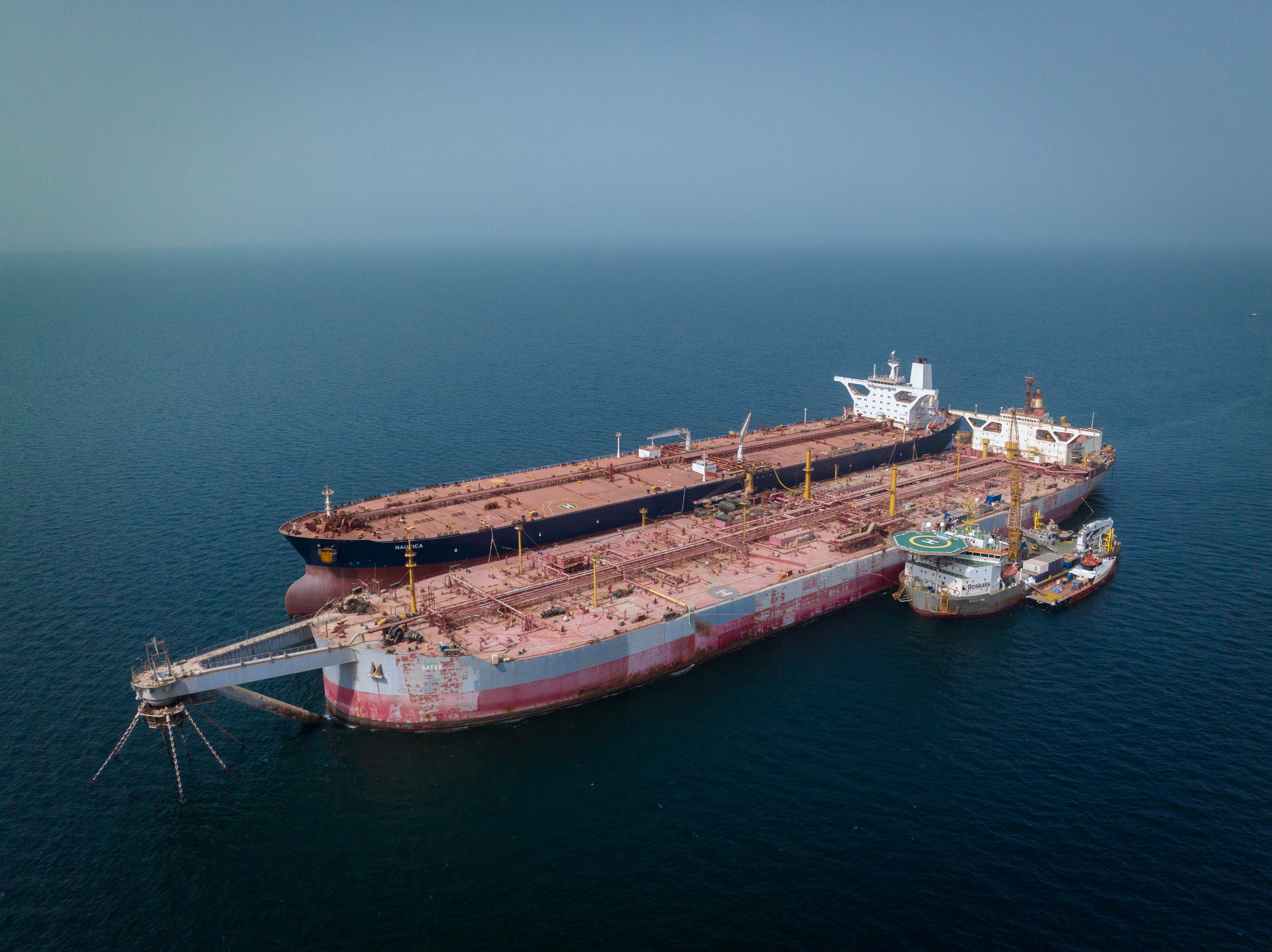 The FSO Safer with Yemen and Ndeavor moored alongside