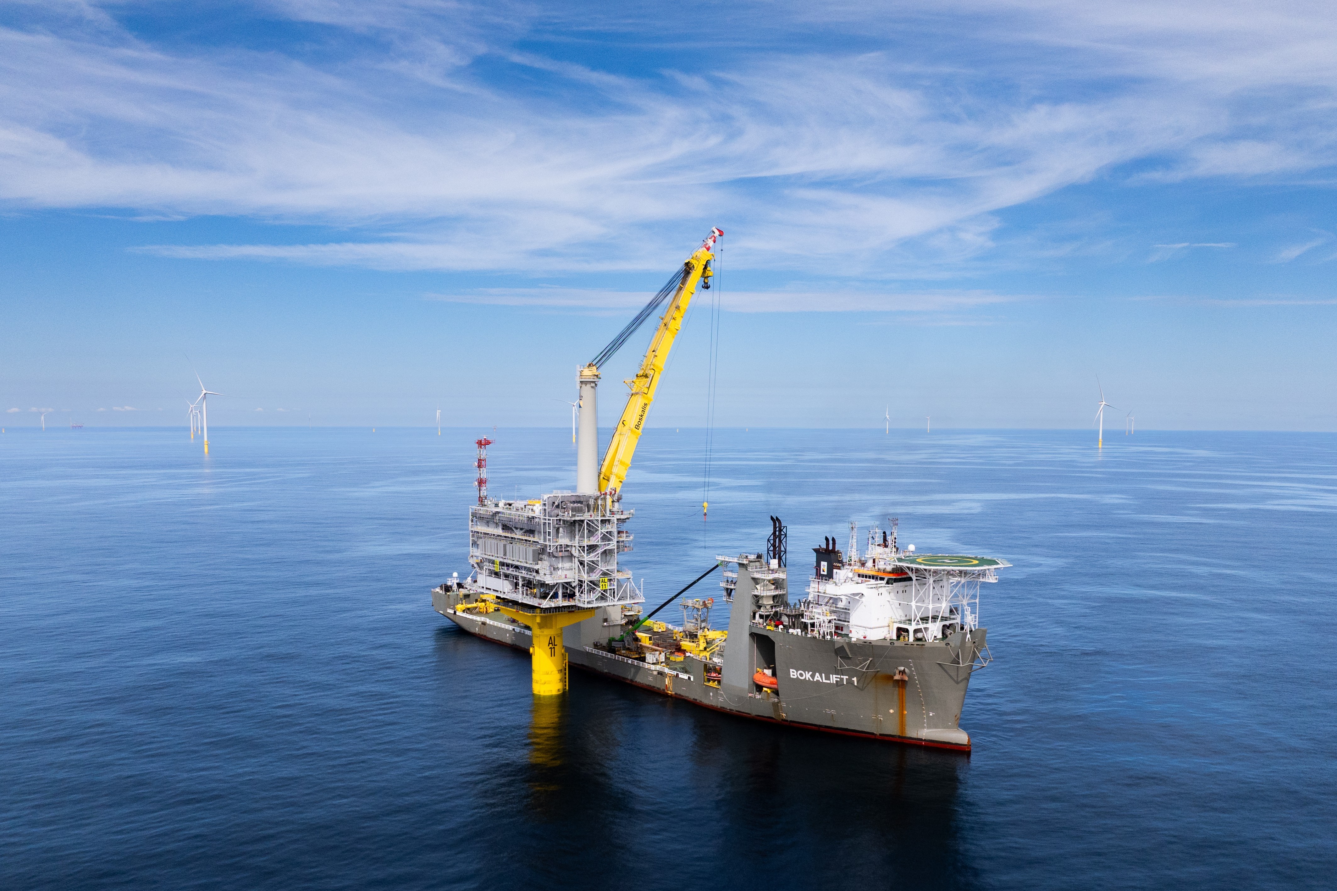 Boskalis_crane vessel Bokalift 1 in wind farm